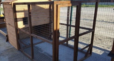 Typy voliér pro perličky, návody na výrobu a způsoby chovu ptáků